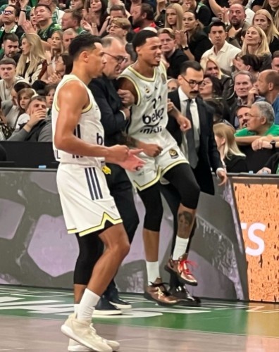 NBA旧将布兰登-波士顿欧冠与队友相撞左脚踝受伤 4月左脚踝曾手术