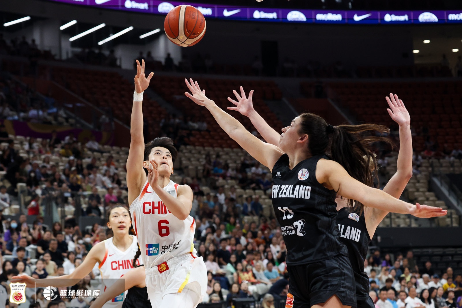 体坛周报：宫鲁鸣打造女篮新双核！热身两连胜有什么惊喜？